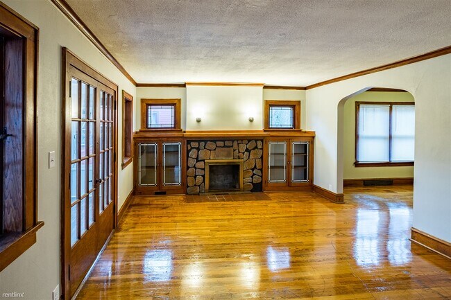 Building Photo - 2330 E Johnson St