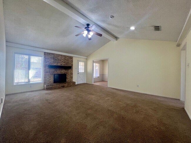 Building Photo - Charming 4 Bedroom in The Meadows