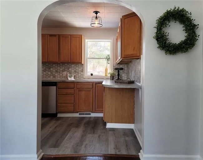 Building Photo - Spacious 3 Bedroom Home with Fenced Yard, Updated Kitchen & Covered Parking!