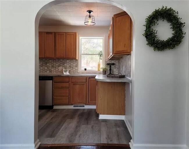 Foto del edificio - Spacious 3 Bedroom Home with Fenced Yard, Updated Kitchen & Covered Parking!
