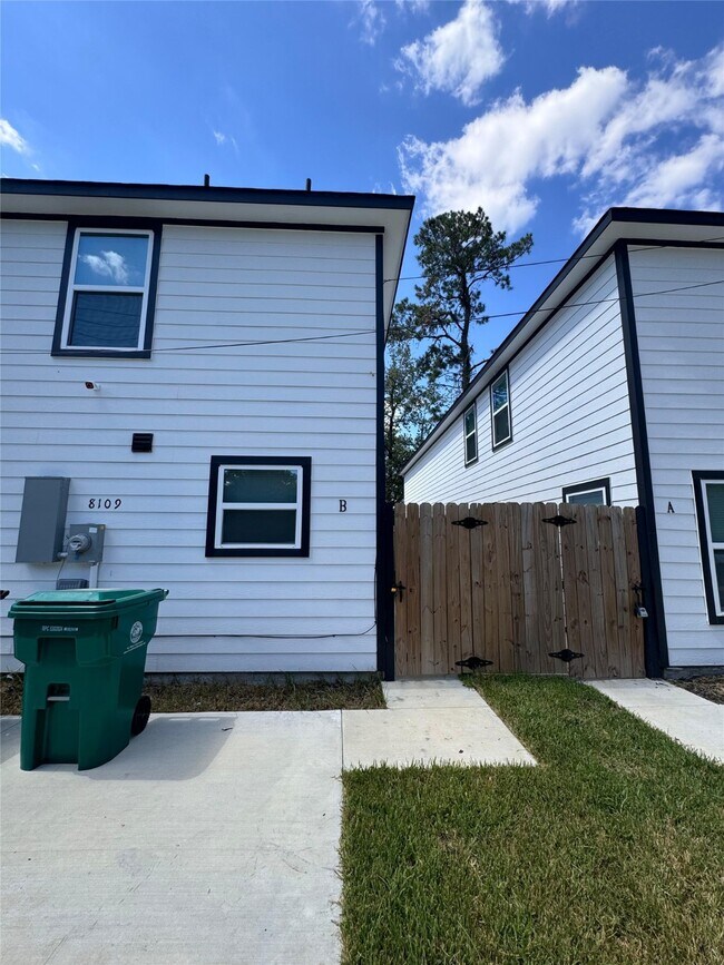 Foto del edificio - 8109 Denton St