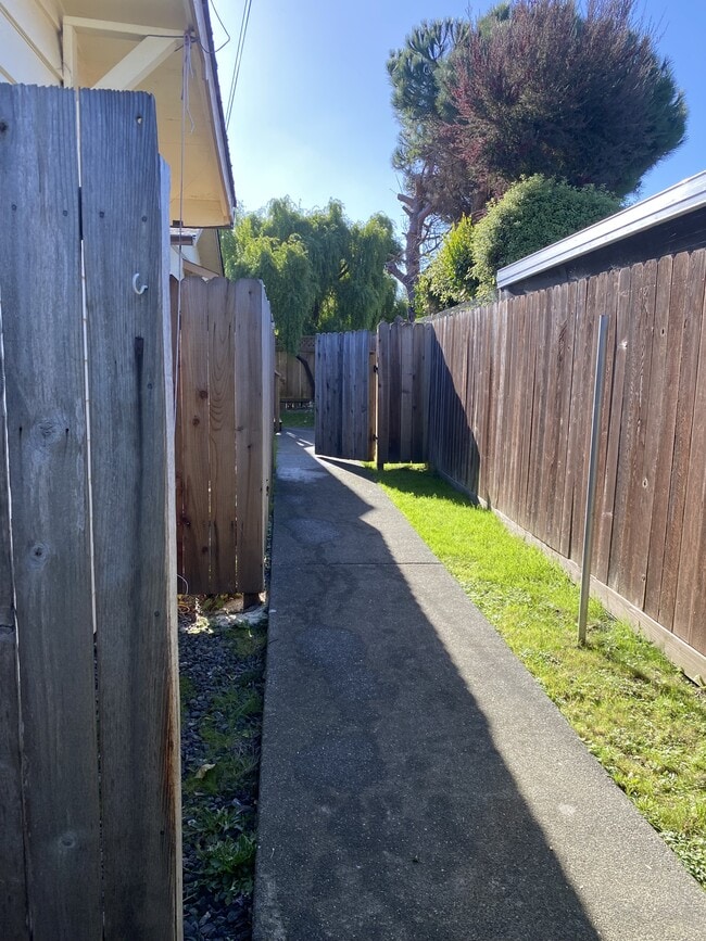 Building Photo - 1151 Madrone Way
