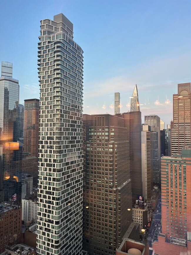 Foto del edificio - 310 W 52nd St