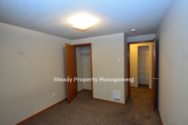 Building Photo - Private 4plex in Milton WA