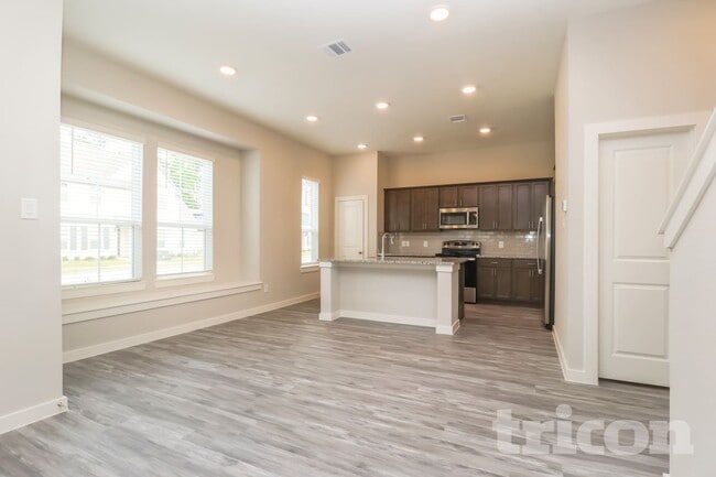 Building Photo - 9835 Willow Creek Commerce Dr