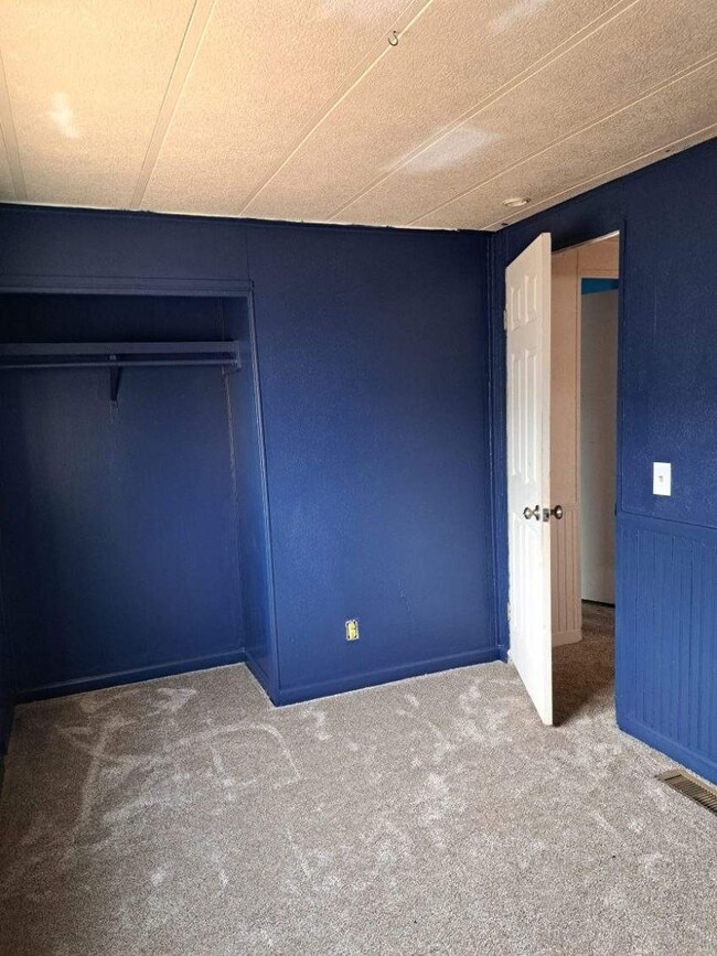 Building Photo - 3 bedroom,  2 bath on a quarter acre for rent