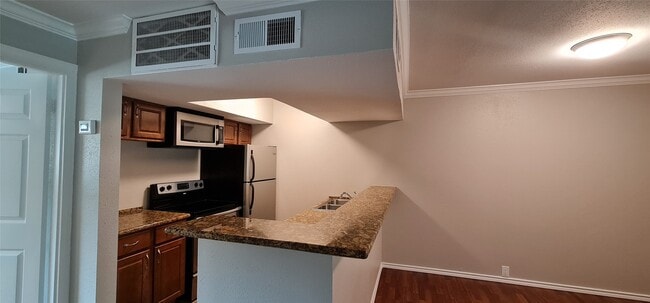 Building Photo - 2201 Fountain View Dr