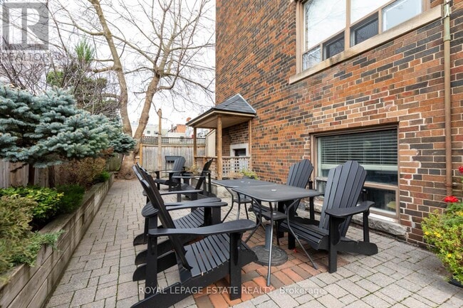 Photo du bâtiment - 922-922 Bathurst St
