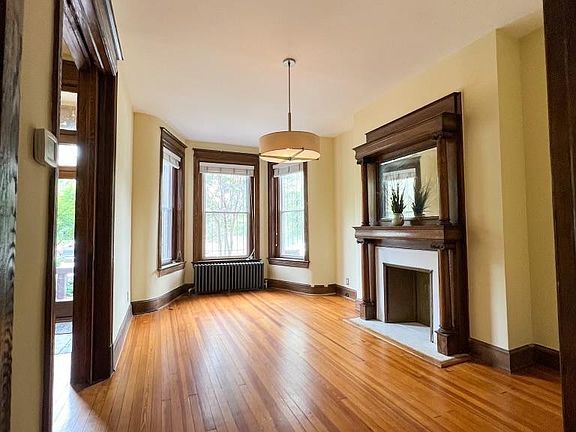Sala de estar luminosa con chimenea que no funciona. - 2322 1st St NW