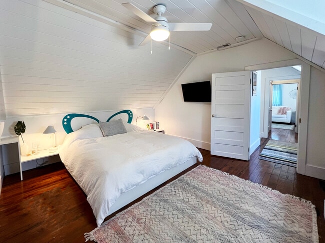 BEDROOM - KING SIZE BED - 1 Percy St