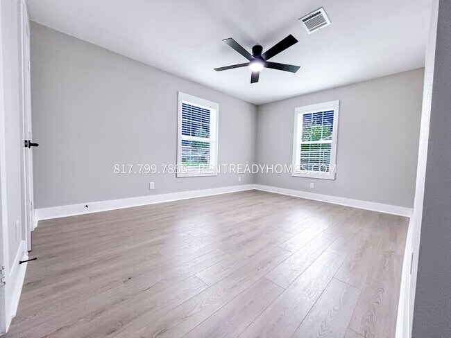 Building Photo - 5022 Hull St