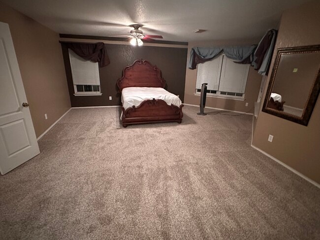 Spacious master bedroom - 10366 Manor Crk