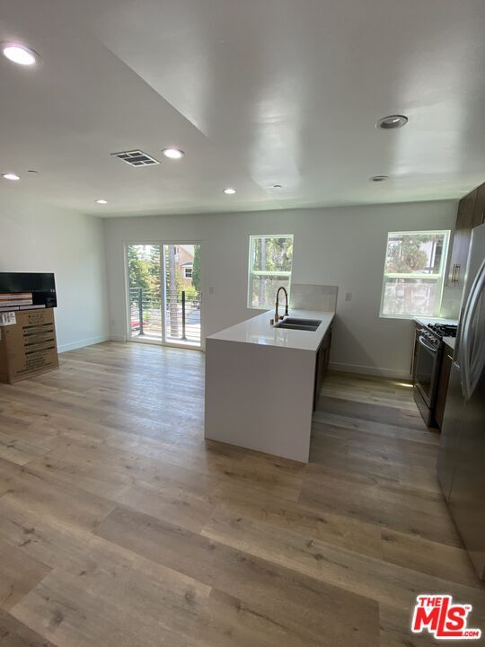 Foto del edificio - 1554 Winona Blvd