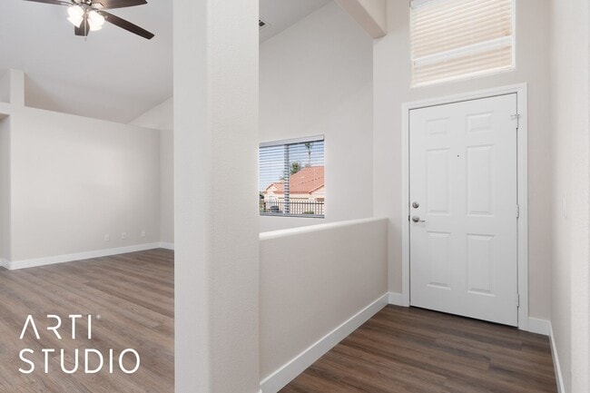 Building Photo - Townhome in Sunset Greens
