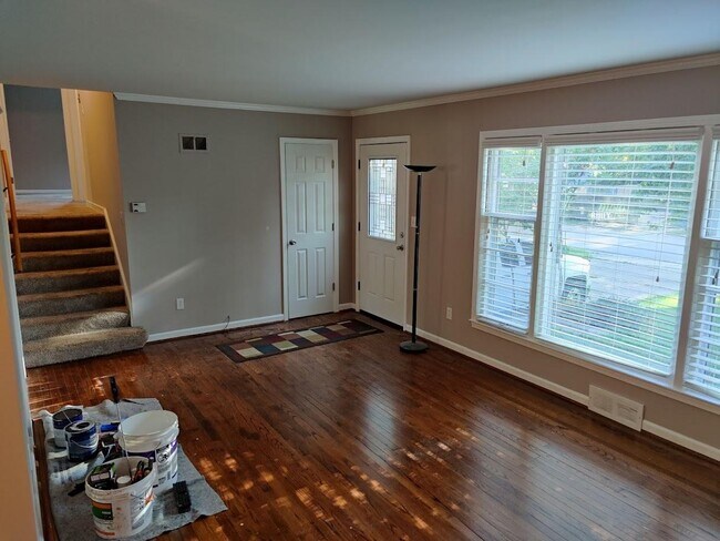 Foto del edificio - 7937 Reinhardt Ln