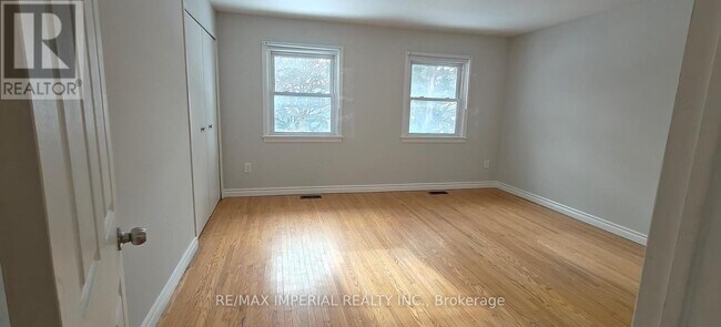 Photo du bâtiment - 70 McNicoll Ave