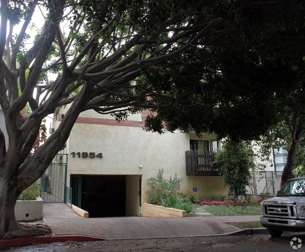Building Photo - 11954 Goshen Ave