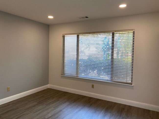 Building Photo - 201 Lagunaria Ln