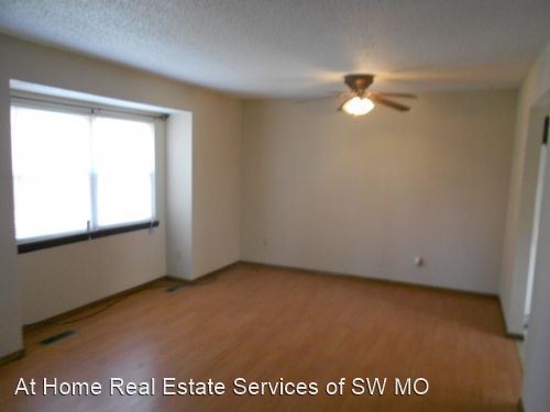 Building Photo - 1154 S Oak Park Dr