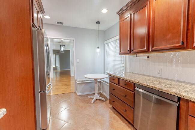 Foto del edificio - 640 E Valencia Ave