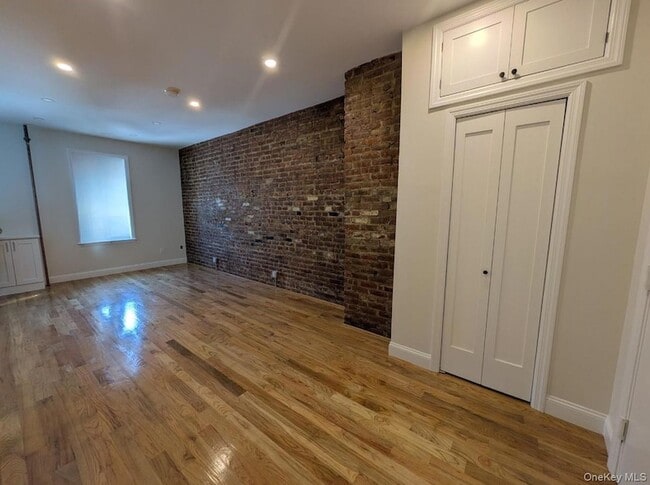 Building Photo - 104-55 42nd Ave