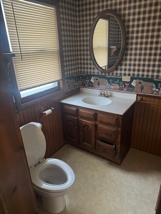 Baño en el dormitorio principal - 1335 Parkman Rd NW