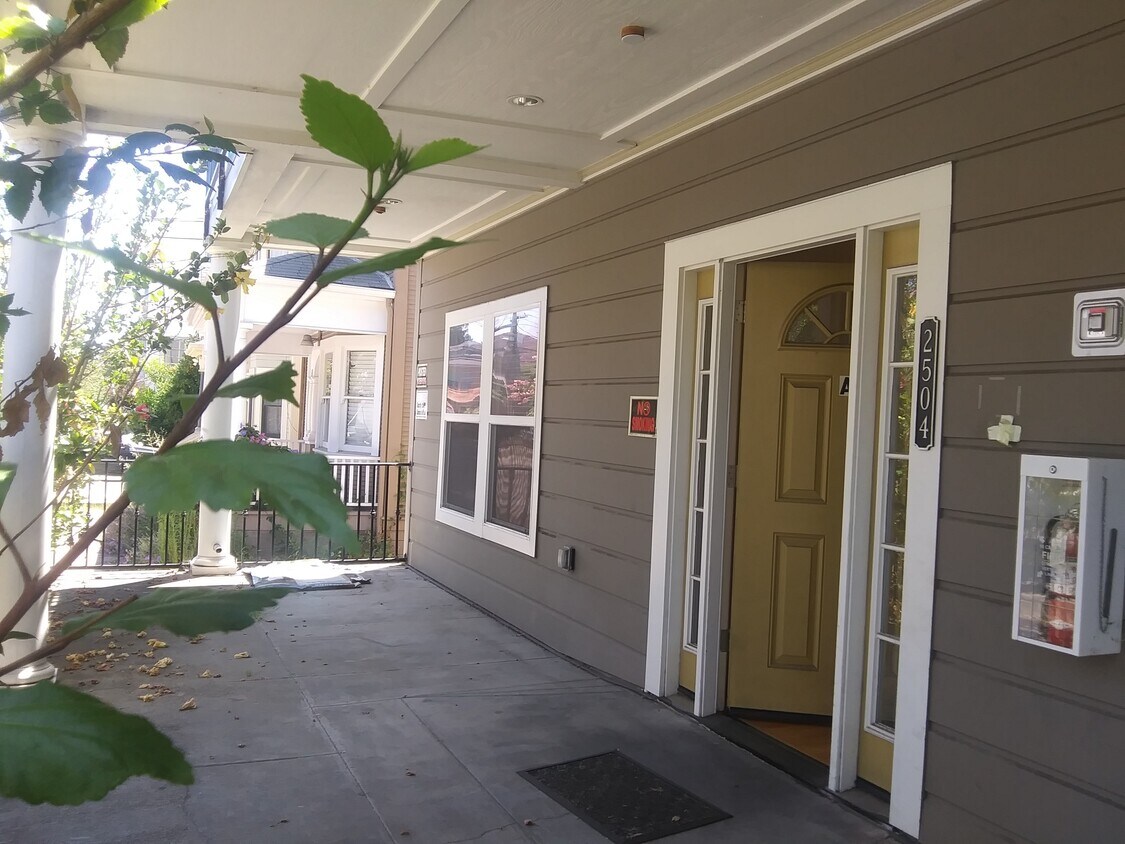 Foto principal - 2401 Warring St
