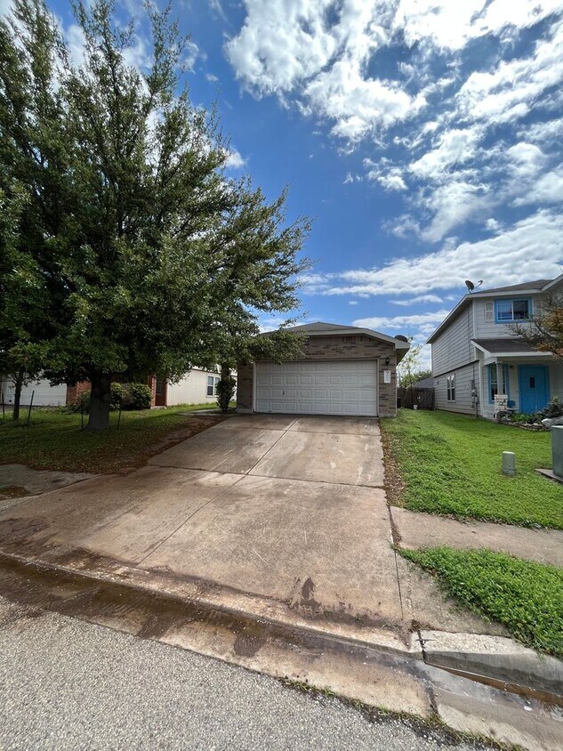 Foto principal - 3 Bedroom 2 bath NEAR TESLA!
