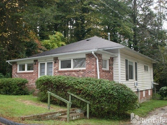 Foto principal - 3 Bedroom home in Hendersonville!