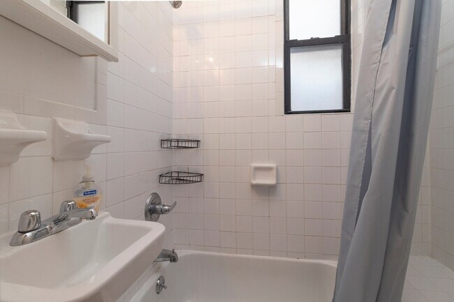 Foto del edificio - 320 E 93rd St