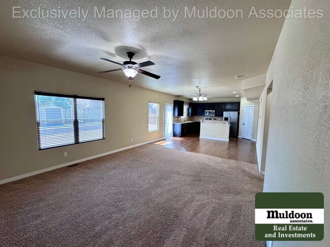 Foto del edificio - Spacious 5 Bedroom, 3.5 Bath Home with 3-Car Garage, and Pet-Friendly Living in 80925!