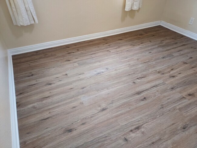 todos los pisos - 6043 Romaine St - Off Market