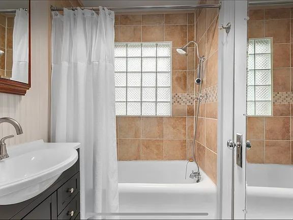 Foto del edificio - "Charming 3-Bed, 2-Bath Home on Holmes St, Kansas City - Your Cozy Retreat Awaits!"