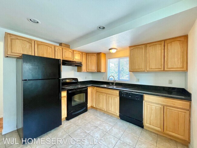 Foto del edificio - 8 br, 5 bath House - 4746 7th Ave NE