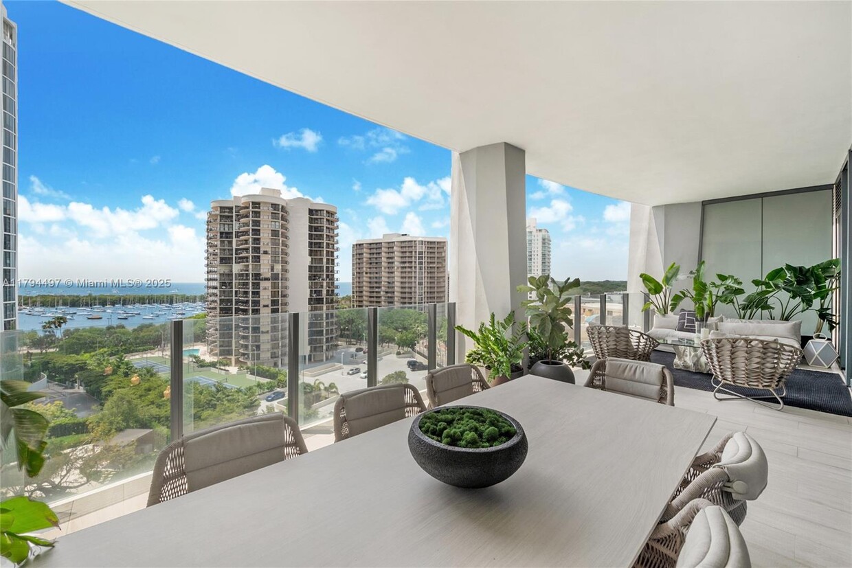 Foto principal - 2831 S Bayshore Dr