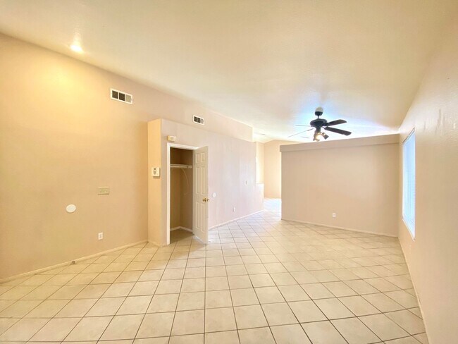 Foto del edificio - Charming 3-Bedroom Home Near Freeway & Shopping in 89108