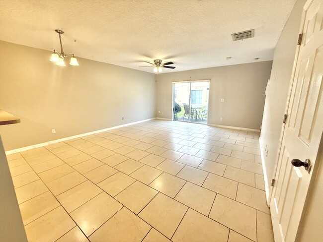 Foto del edificio - 609 Cresting Oak Cir