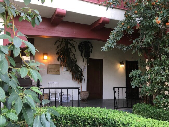 Foto del edificio - 1323 N Mansfield Ave