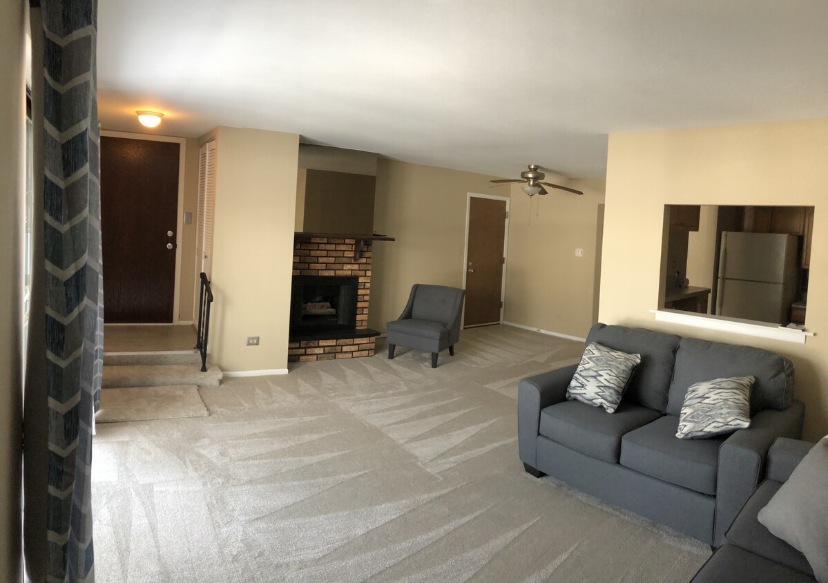 Living room and entrance - 835 S Dwyer Ave