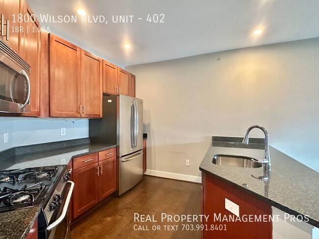 Building Photo - Walk to Rosslyn Metro! Bright and Spacious...