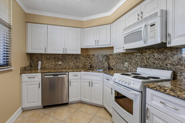 Building Photo - 132 Lakeshore Dr