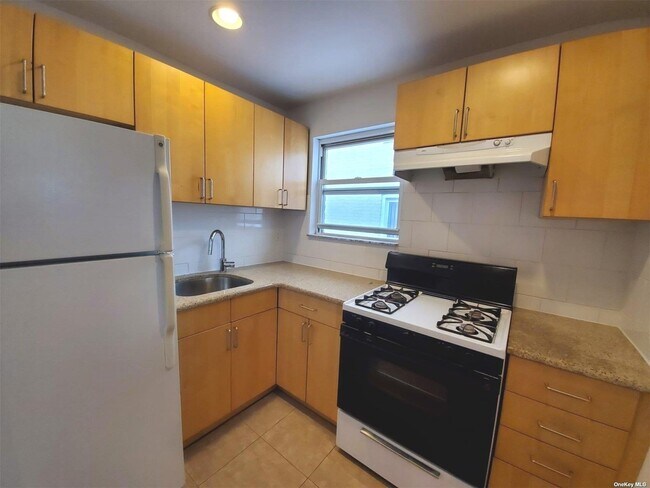 Foto del edificio - 58-14-58-43 43rd Ave