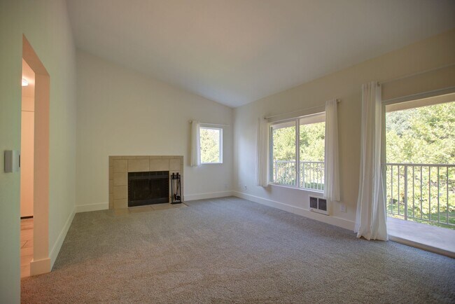 Building Photo - Large 2bd, 2ba Condo Available w/ Private ...