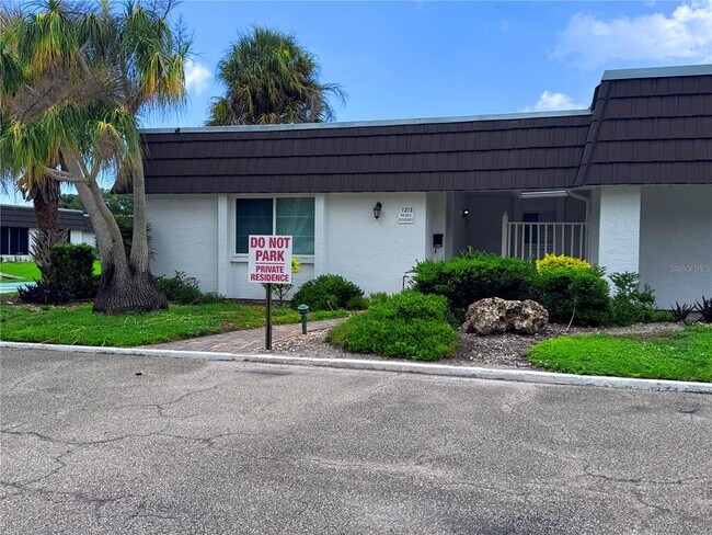 Foto del edificio - 1213 Glen Oaks Dr E