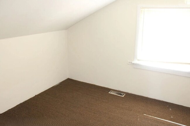 Building Photo - $2,000 gift card & $1000 of the security deposit with signed lease!!