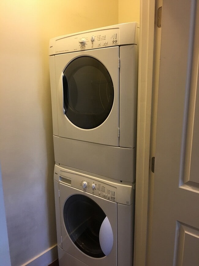 Building Photo - Lovely 2 bedroom/2 bath condo near downtown!