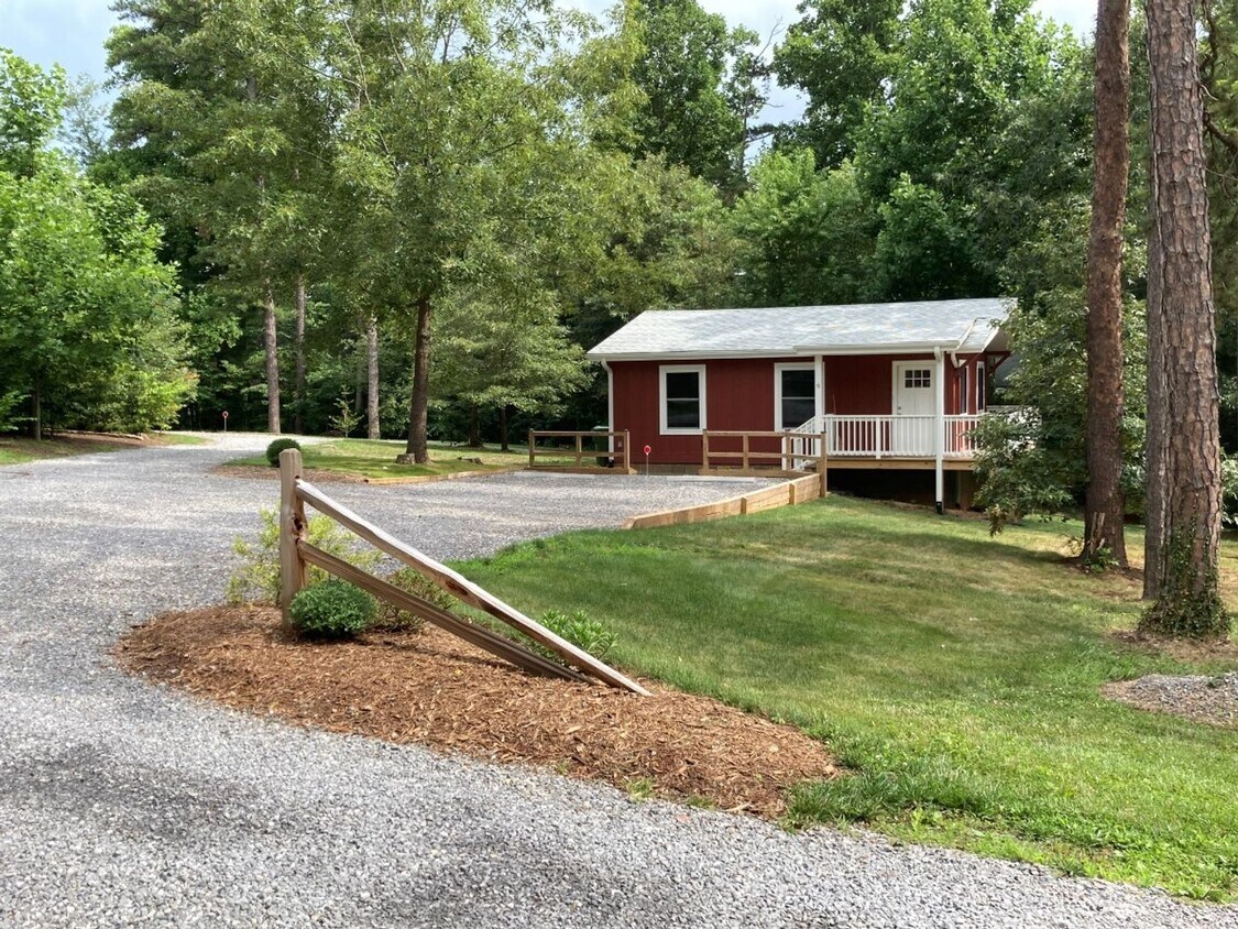 Primary Photo - Gorgeous One Bedroom with Bonus Room in Ha...