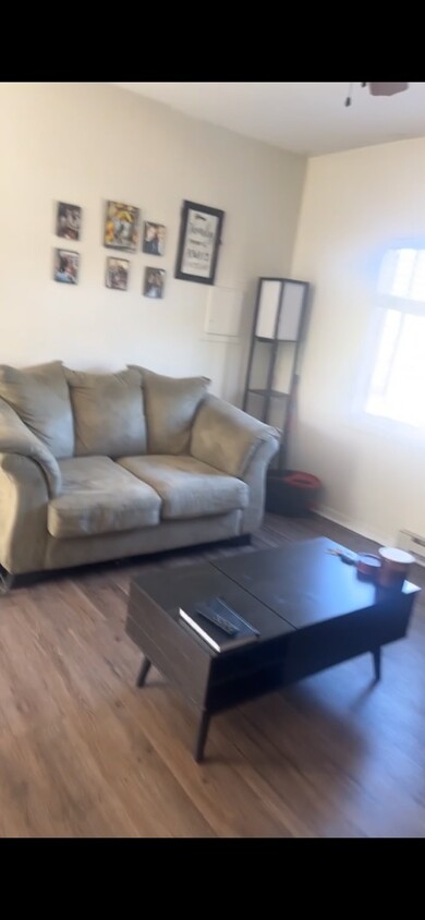 Foto principal - 103 W Main St