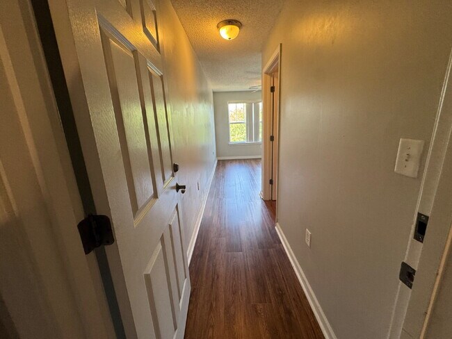 Foto del edificio - 3 bed 3 bath student and family housing ap...