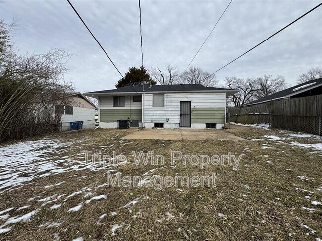 Building Photo - 220 Dundee Cir
